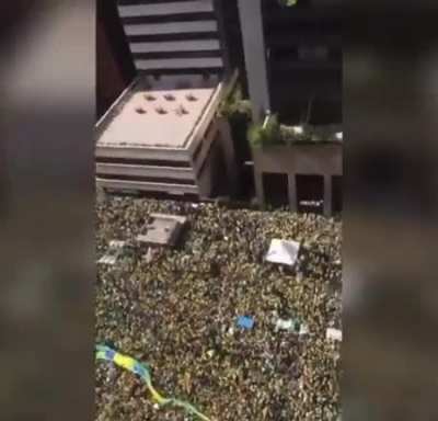 Av Paulista lotada de ponta a ponta, sem contar as ruas pr&oacute;ximas e t&atilde;o dizendo que foi 120 mil? S&eacute;rio que a parada gay de 1 milh&atilde;o d&aacute; 10x mais que isso?