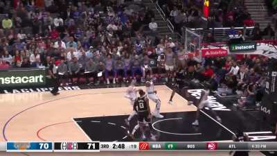 [Highlight] Paul George throws up a lob for Kawhi Leonard who slams it down with authority!