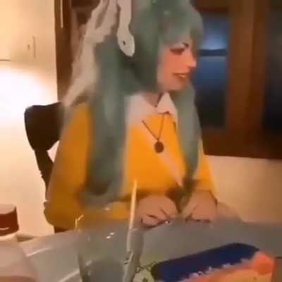 Pero si tiene a la hatsune miku en su cumple 😡🤬