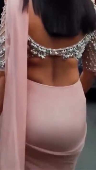 Mrunal thakur ass