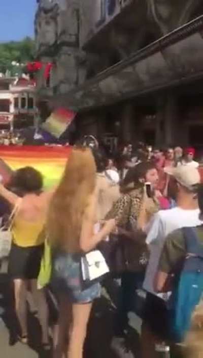Bu oruspu cocukluğu değilde ne bir de bunları savunan bir kesim t&uuml;remiş durumda bu amın oğulları neyin peşinde kim kimi sikiyorsa siksin bizi ilgilenmiyor amınakoyim g&ouml;k kusağınada sizede amınakodumun ter&ouml;ristleri