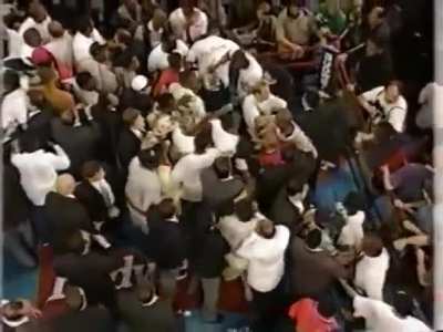 Pleito en pelea de Andrew golota vs Riddick Bowe con Eye of the Tiger de fondo, les dejo el contexto en los comentarios.