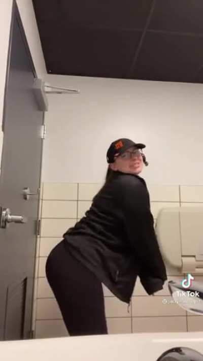 Bathroom shenanigans 🍑