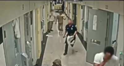 Rikers Island footage in RNDC where Dthang n other members stay at 🫣 Shits not a game 🙅🏾&zwj;♂️