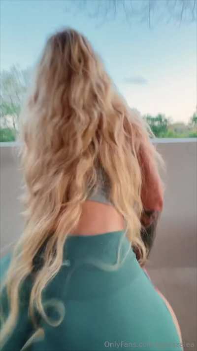 Holy smokes, iggy azalea clapping🔥🔥🔥