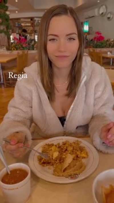 I cant see the food. The only thing I see is...