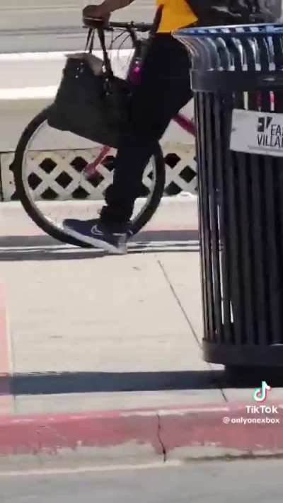 Women gets bike stolen in San Diego in broad daylight