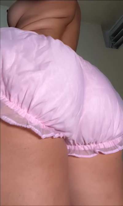 A nice fart for you and another one for your cock 😈😈😈