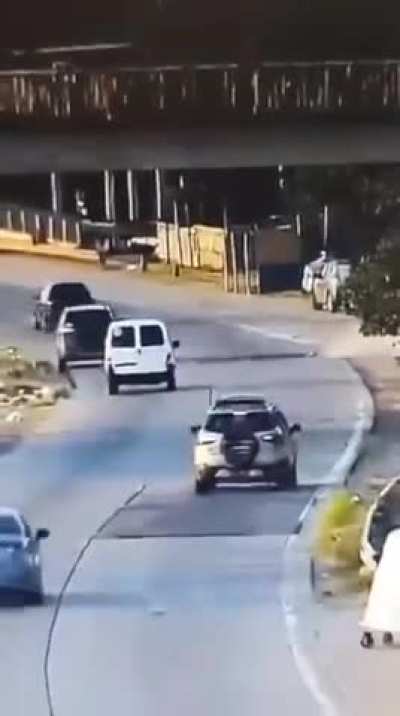 Intentó robar una moto en plena autopista (Triángulo de Bernal) y lo atropellaron