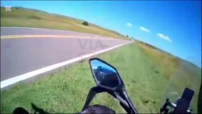 El conductor de un Peugeot 208 intentó sobrepasar a un camión (está prohibido en ese lugar) y casi se lleva puesto a una moto que venía de frente - Ocurrió sobre la ruta 35 La Pampa