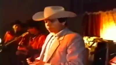 The Mexican singer Chalino S&aacute;nchez reading a note that tells him that they are going to kill him, the next day he was found dead with two shots to the head.