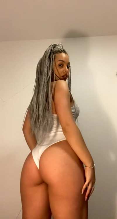 Hi to the same 4 guys who see me stripping half naked 🥰