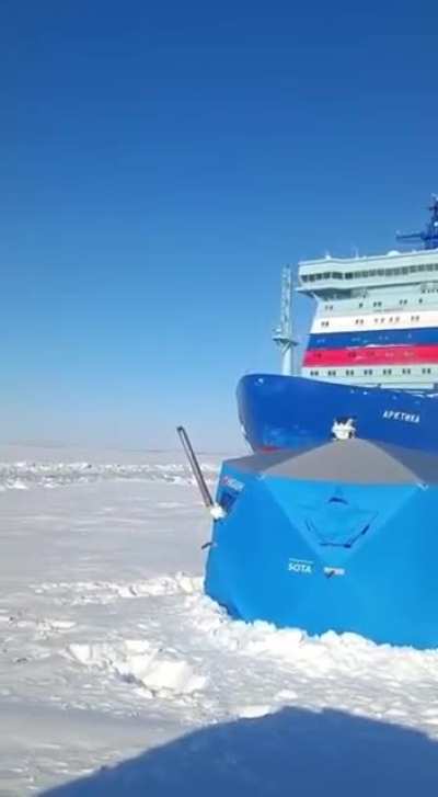 &laquo;Корабль ебашит, а там Лысый спит в палатке&raquo;: мужики спокойно рыбачили на льду, пока к ним внезапно не приплыл&hellip; огромный атомный ледокол &laquo;Арктика&raquo;
