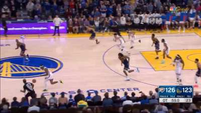 [Highlight] Shai Gilgeous-Alexander blocks a Steph Curry three and gets the layup to extend the lead to 5