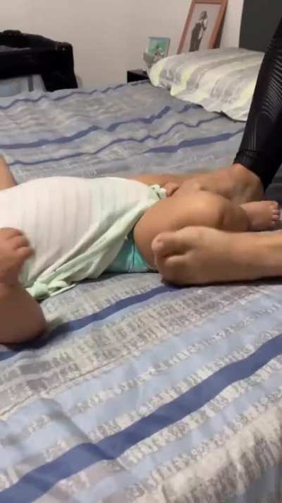 Mom With No Arms Does A Diaper Change