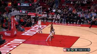 [Highlight] Kevin Porter Jr intercepts Dejounte Murray's pass then dunks it on the other end