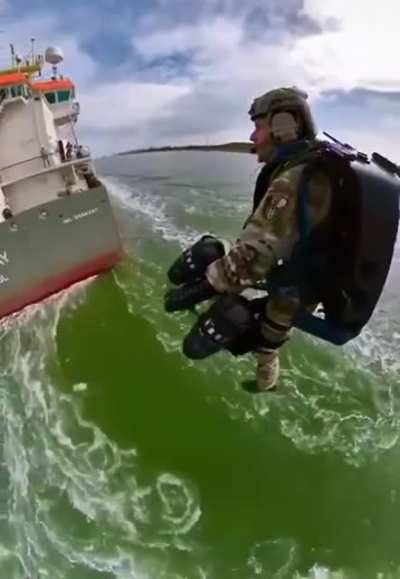 Испытательный полет на реактивном "костюме" морских сил специальных операций Нидерландов. Видео с снято с коптера.