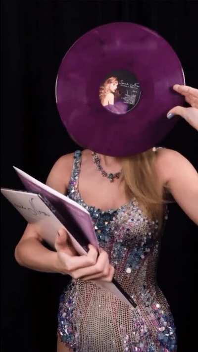 Stunning while showing off the &lsquo;Speak Now&rsquo; Vinyl