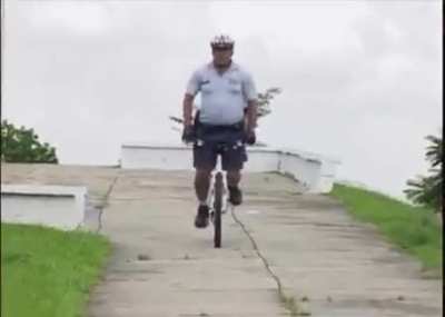 Brooklyn 99: Brazilian Edition - Officer Shoots while riding his bike, and uses bike as nunchaku