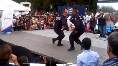 Polic&iacute;as Bailando 2.0- Esta vez con la canci&oacute;n que usaba Eddie Guerrero en WWE.