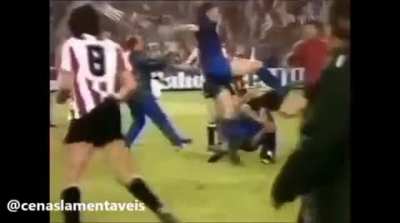 Final da Copa do Rei de 1984, Barcelona x Atl&eacute;tic Bilb&aacute;o, a joelhada do Maradona no queixo do goleiro advers&aacute;rio estancou um porradeiro generalizado. Confira o momento ao som de Pagod'art, se voc&ecirc; quer tome! #CenasLament&aacute;veis