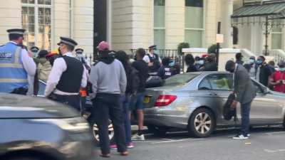 In the UK you’re not supposed to mix in groups of six or more to try and stop the spread of COVID-19. £100 fines for anyone caught breaking the law, unless you’re back and protesting.