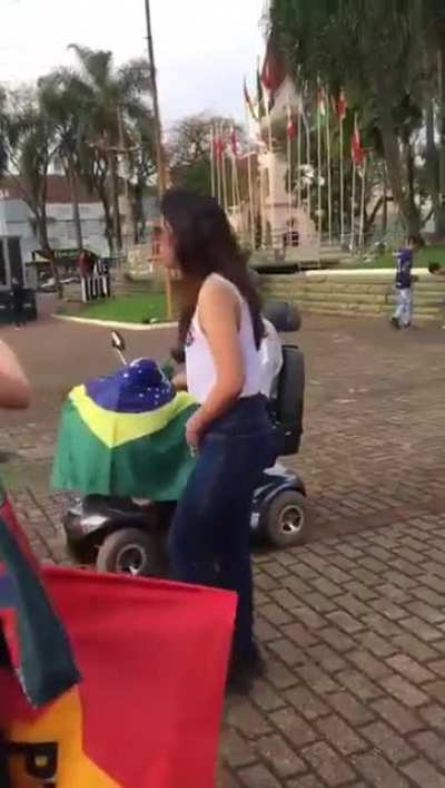 um vovo puto tentando atropelar os outros numa cadeira de rodas el&eacute;trica ao som de uma par&oacute;dia petista de uma m&uacute;sica do tim maia. N&atilde;o tem como o v&iacute;deo ficar melhor