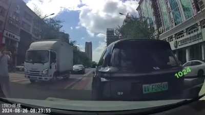 理想车主莫名其妙的变道发声剐蹭，下车问视频车是不是故意的&hellip;&hellip;最后又倒车撞向视频车