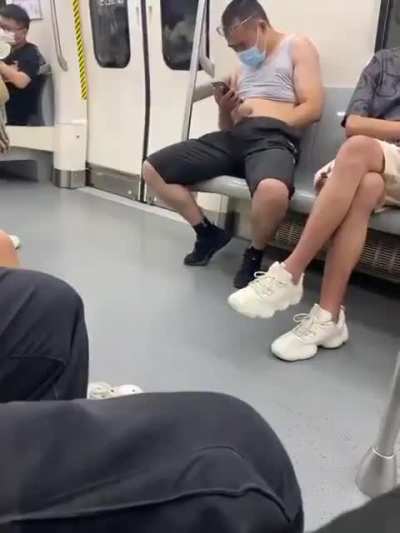 是没洗澡在挠痒吗