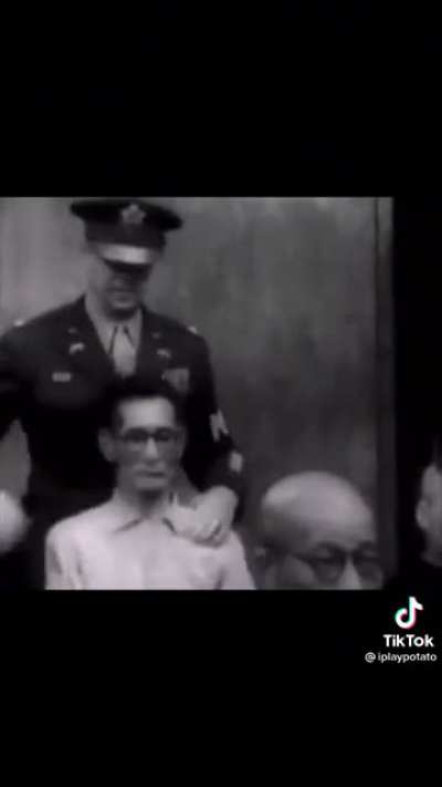 Slapping general Tojo&rsquo;s head while in court for war crime