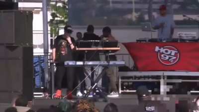 Travis Scott kicks out cameraman working for Summer Jam at Summer Jam concert (2015)