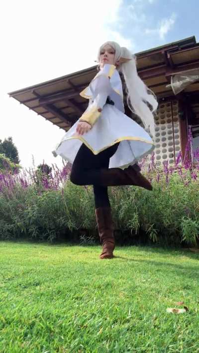 Frieren cosplay