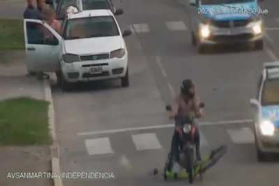 Tucumán: Hoy se convirtió en héroe, Leonel Gerez vigía ciudadano de banda del río Salí cuando se puso delante de un delincuente que venía a toda velocidad en su moto escapándose luego de cometer un atraco