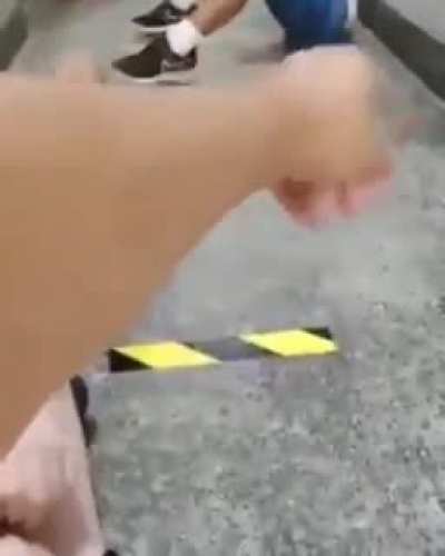 Na Escola Municipal Sobral Pinto, na Pra&ccedil;a Seca, Zona Oeste no Rio de Janeiro crian&ccedil;as tem que manter o distanciamento seguro para n&atilde;o se contaminarem com a Covid-19 ao mesmo tempo que se protegem e desviam de tiros de fuzil. Via Ren&ecirc; Silva Brasil, 2021
