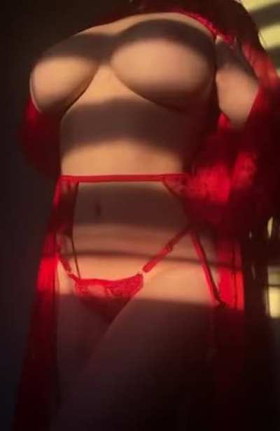 here is some nice lighting and big titties to start your day off right! [OC]