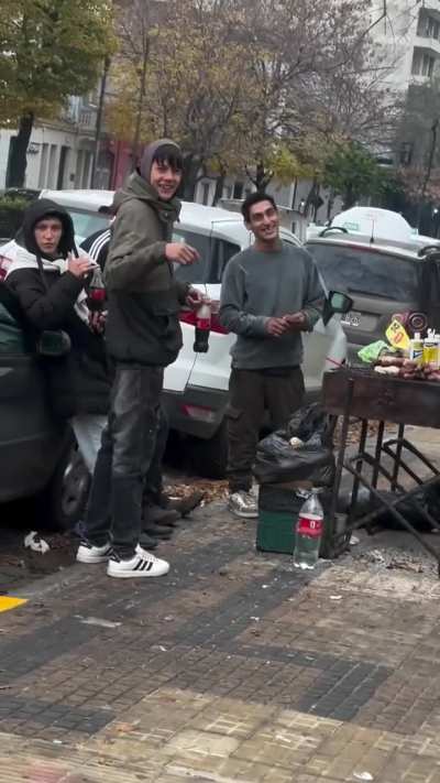 Mentalista urbano realiz&oacute; una demostraci&oacute;n a la salida de un boliche de La Plata