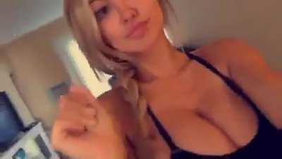 Bi buds, let&rsquo;s stroke to Lindsey Pelas