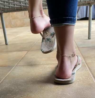 Your POV - you&rsquo;ve spotted my feet in a coffee shop - you &ldquo;drop&rdquo; your spoon and decide to linger 😈 do you like what you see?