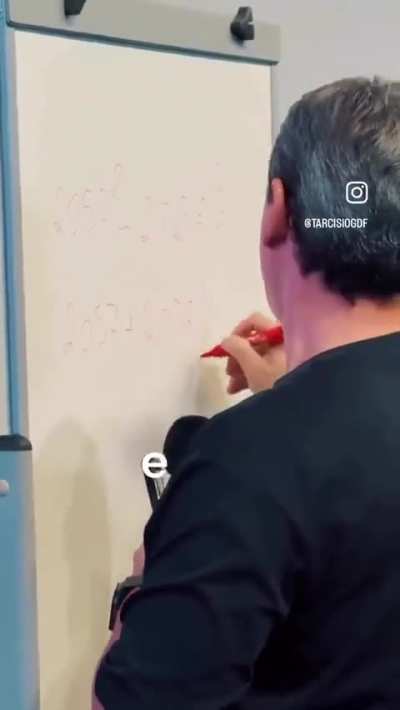 Campe&atilde;o das Olimp&iacute;adas de Matem&aacute;tica dando exemplo...