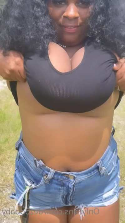 Huge natural boobs👇