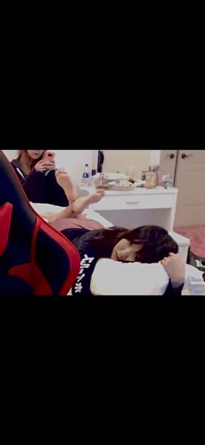 Aria doing &ldquo;the pose&rdquo; during Kimi&rsquo;s stream