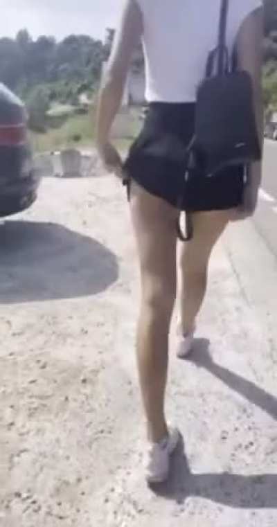Fun fact: i love wearing no panties under my skirt and my ass being plugged in public