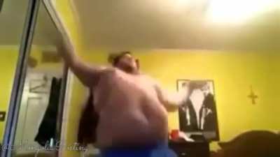Literalmente busqu&eacute; gordo bailando y me apareci&oacute; este v&iacute;deo, le puse m&uacute;sica de calidad y PUM: meme malo. Aunque amo como se le mueven las tetas al gordito 🤤🤤🤤
