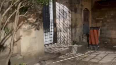 Sara&ccedil;hane'de direnen gen&ccedil;ler, polislerin saldırılarından korunmak i&ccedil;in cami avlusuna sığındı.