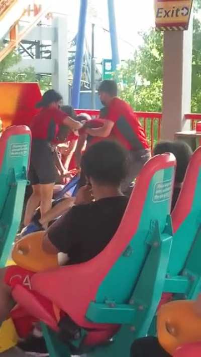 Guy isn&rsquo;t happy he has to wear a mask at Canada&rsquo;s Wonderland. Cheap shots employee