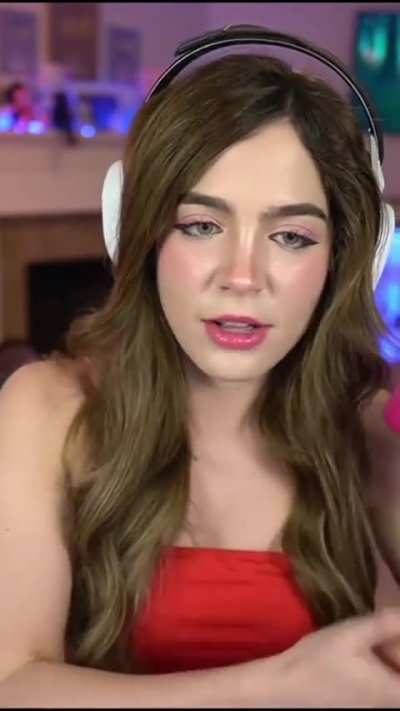 Jajaja osea es bueno ser reservado cuando se hacen preguntas íntimas para no ser inmoral, pero estafar personas si está bien visto según ella ?? Jajajajaja