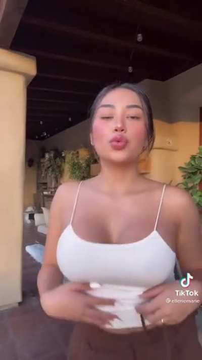 Ellerie (19) likes to thirst trap 🙄🔥🍒