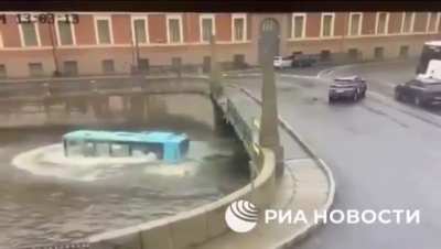 Moment St. Petersburg Bus Driver Loses Control, Slams into Another Vehicle &amp;amp; Crashes into Moika River today.