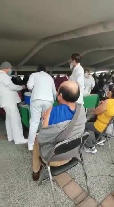 La 4t vacunando con jeringas vac&iacute;as y luego salieron con la maroma de que fue un montaje de la derecha, pobres pendejoa, ni porque su presidente los estafa con las vacunas son capaces de admitir la realidad.