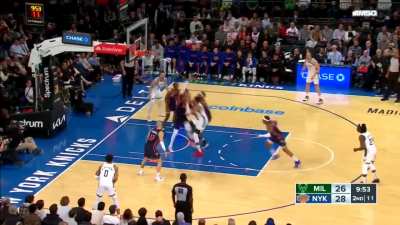 [Highlight] Giannis grows eyes on the back of his head for the one handed over the shoulder hockey assist for 3